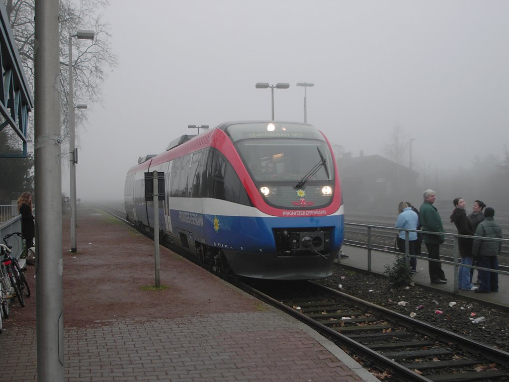 Ein Talent-Dieseltriebwagen der Prignitzer Eisenbahn steht am 21.12.2002 im Bahnhof Dorsten fr die Fahrt nach Oberhausen bereit.