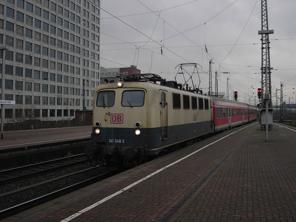 Eine DB 141 mit modernisierten Silberlingen am 09.01.2004 bei der Einfahrt in den Dortmunder Hauptbahnhof.