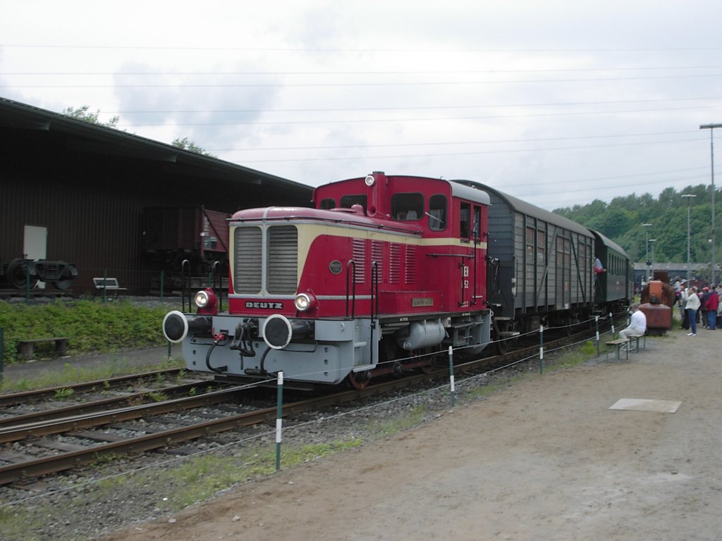 Eine Deutz-Diesellok ist am 24.05.2003 im Eisenbahnmuseum in Bochum-Dalhausen unterwegs.