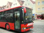 Busse/121554/ein-roter-setra-bus-parkt-an Ein Roter Setra Bus parkt an der Bushaltestelle