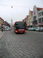 Busse/121763/ein-roter-man-setra-bus-faehrt Ein Roter MAN Setra Bus fhrt in Neumarkt auf der 'Obere Marktstrae' vorbei