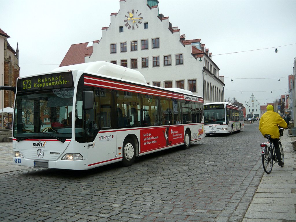 Die Linie  573 Bahnhof- Koppenmhle  ein Mercedes-Benz Citaro fuhr am 14.2.11 in Neumarkt auf der Oberen Marktstrae vorbei, 