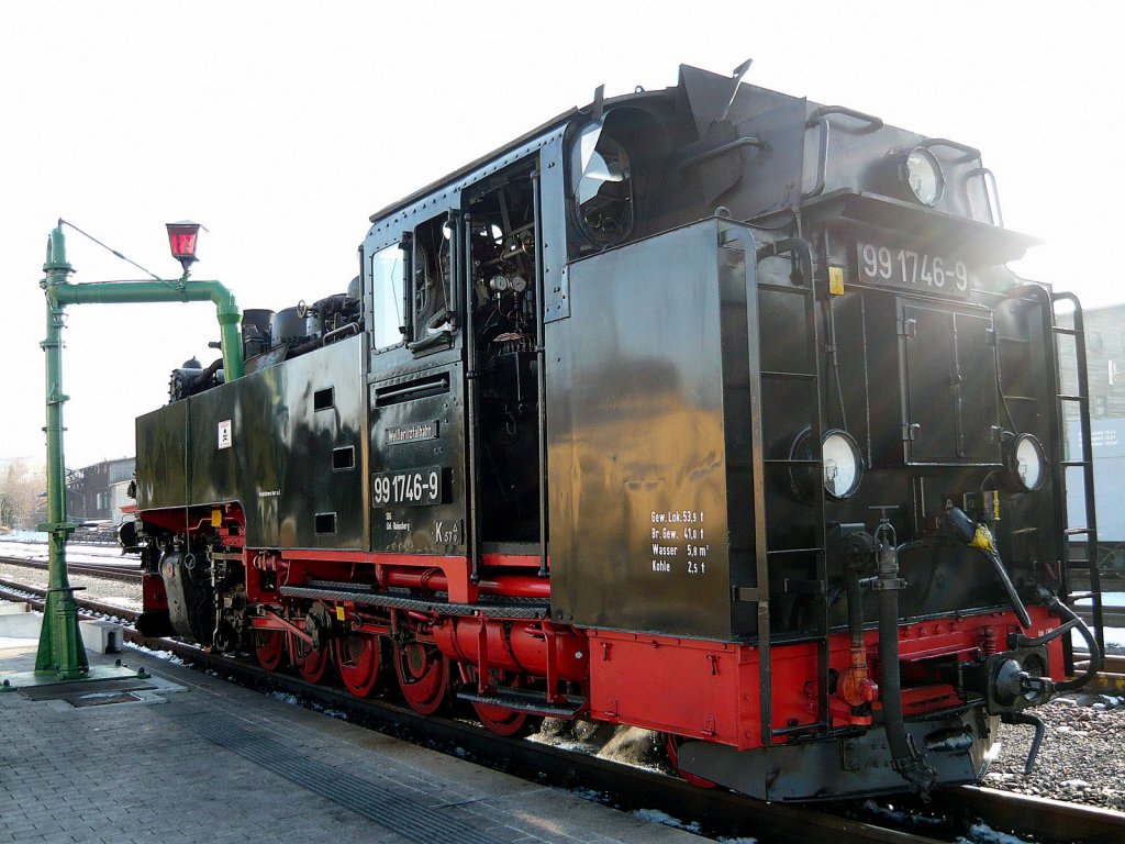 Die Weißeritztalbahn 99 1746-9 füllt gerade ihren Wassertank auf. Danach fahrt sie wieder zurück zum Bahnhof Freital Heinsberg.