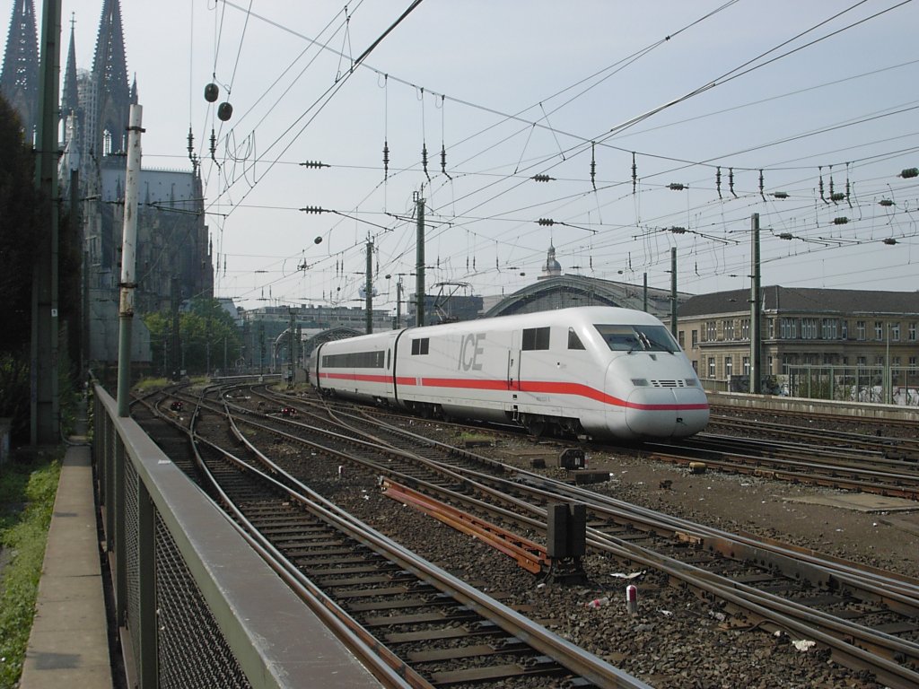 Ein BR 402 (ICE 2) ist am 21.08.2003 zwischen dem Klner Hauptbahnhof und der Rheinbrcke unterwegs.
