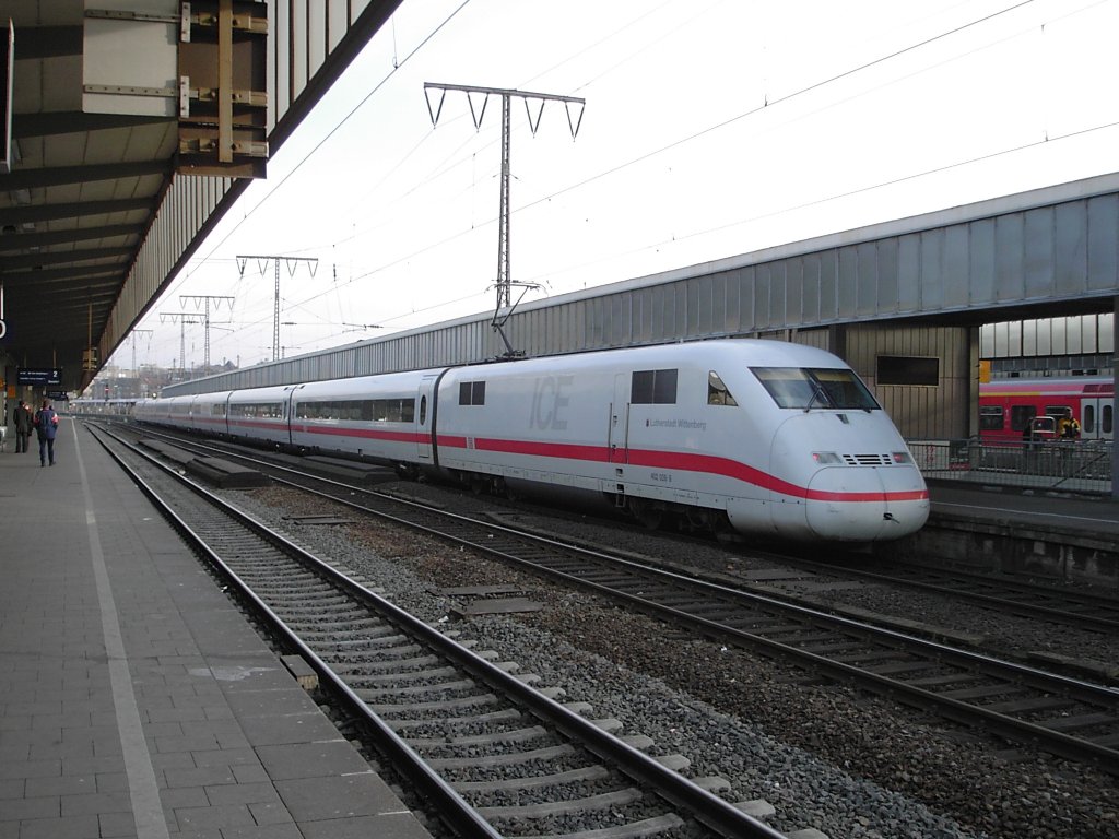 Ein BR 402 (ICE 2) steht am 02.01.2004 im Essener Hauptbahnhof.