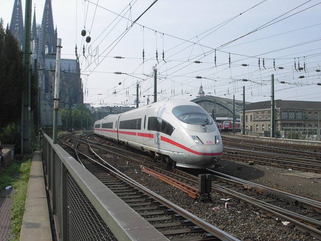 Ein DB ICE 3 ist am 21.08.2003 zwischen dem Klner Hauptbahnhof und der Rheinbrcke unterwegs.