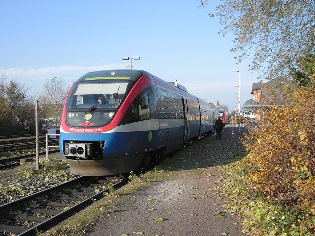 Ein dreiteiliger Talent-Dieseltriebwagen der Prignitzer Eisenbahn steht am 08.11.2003 in Dorsten fr die Fahrt nach Oberhausen bereit.