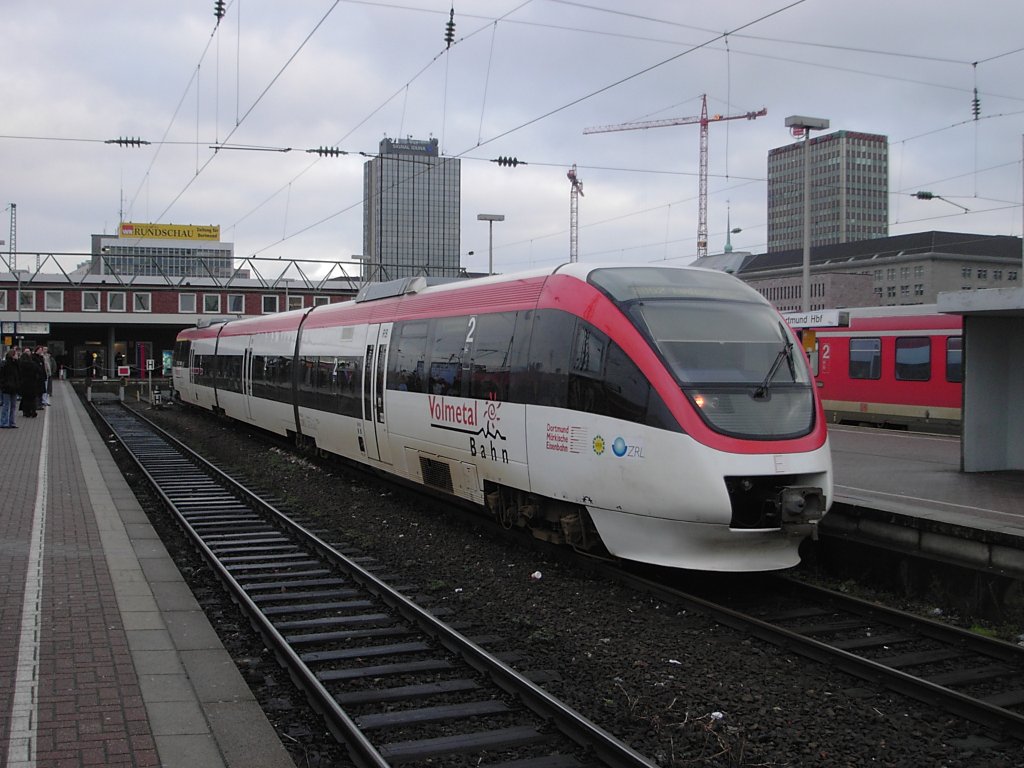 Ein dreiteiliger Talent-Dieseltriebwagen der Volmetal-Bahn steht am 09.01.2004 fr die Fahrt nach Ldenscheid im Dortmunder Hauptbahnhof.