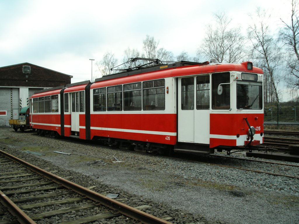 Ein ehemaliger GT4 der Dortmunder Straenbahn (zwei zweiachser-wagen und  schwebendes  Mittelteil) steht am 03.02.2005 am Mooskamp in Dortmund-Nette.