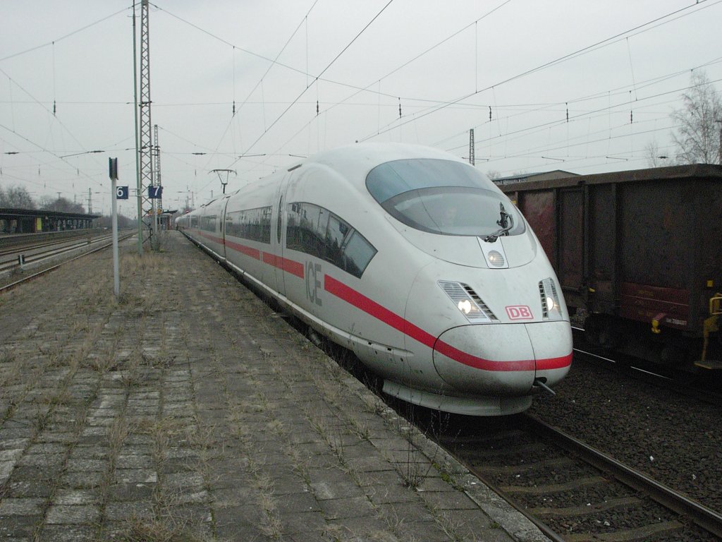 Ein ICE 3 der DB fhrt am 12.02.2004 am sdlichen Bahnsteig auf dem Weg nach Recklinghausen durch den Bahnhof Herne.(Kommentar: Altes Foto!!!) 