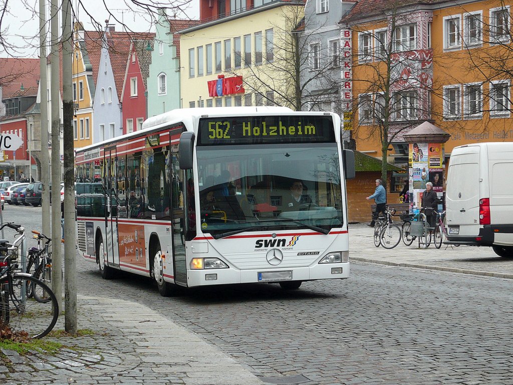 Ein Mercedes-Benz Citaro Bus ( von SWN-Stadtwerke neumarkt )fuhr im Neumarkt am 14.2.11 auf der Oberen Marktstrae mit der Aufschrift: 562 Holzheim  vorbei