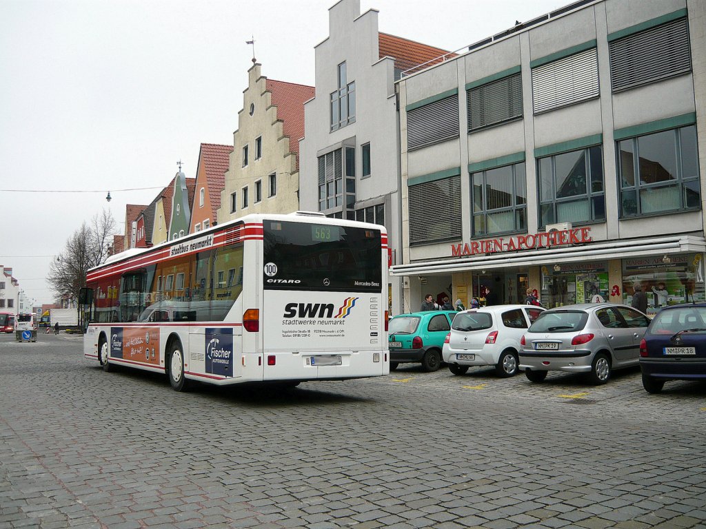 Ein Mercedes-Benz Citaro Bus (Erdgasantrieb) fuhr im Neumarkt am 14.2.11 auf der Oberen Marktstrae mit der Aufschrift: 563 Altenhof  vorbei