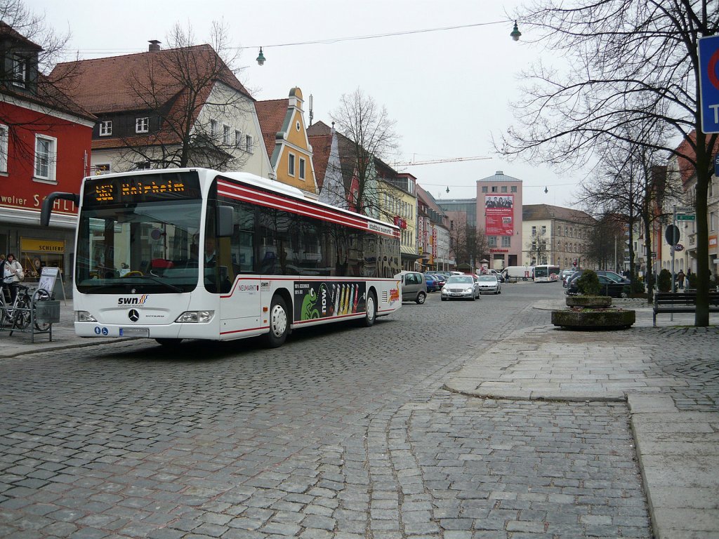 Ein Mercedes-Benz Citaro Bus fuhr im Neumarkt am 14.2.11 auf der Oberen Marktstrae mit der Aufschrift: 562 Holzheim  vorbei