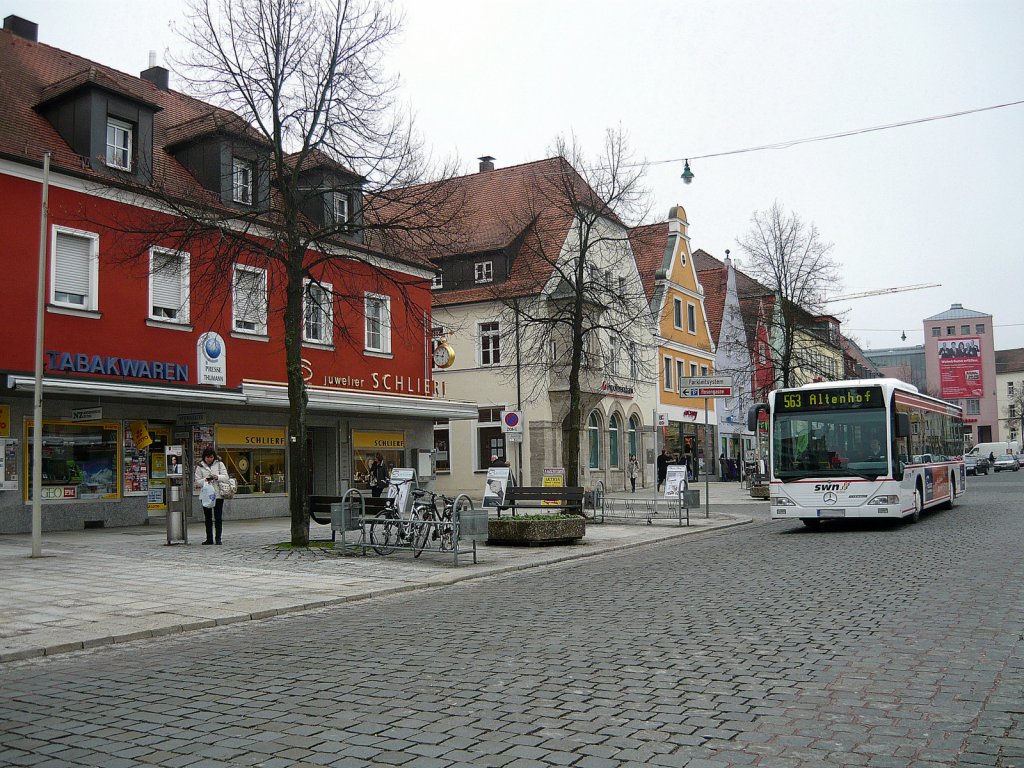 Ein Mercedes-Benz Citaro Bus fuhr im Neumarkt am 14.2.11 auf der Oberen Marktstrae mit der Aufschrift: 563 Altenhof  vorbei