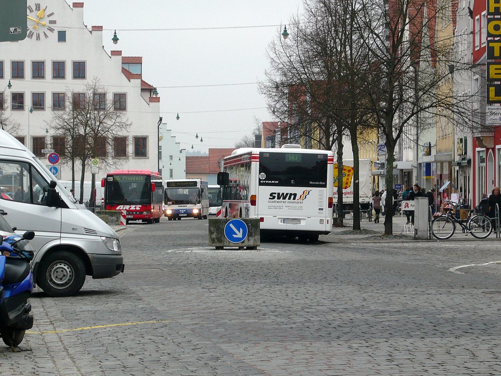 Ein Mercedes-Benz Citaro Bus fuhr am 14.2.11 auf der Oberen Marktstrae in Neumarkt vorbei