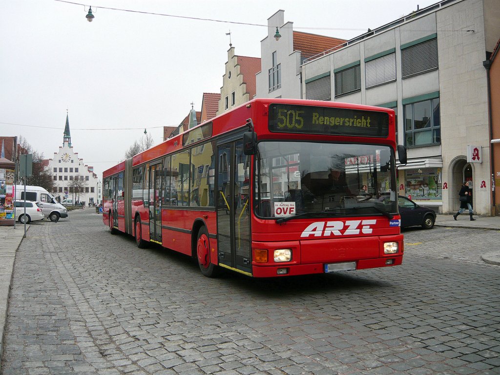 Ein Roter langer MAN Setra Bus fhrt in Neumarkt auf der  Obere Marktstrae  mit der Linienaufschrift: 505 Rengersricht  vorbei