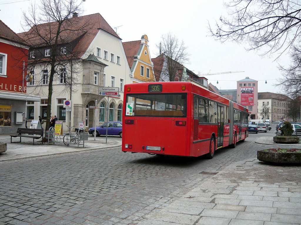 Ein Roter langer MAN Setra Bus fhrt in Neumarkt auf der  Obere Marktstrae  vorbei