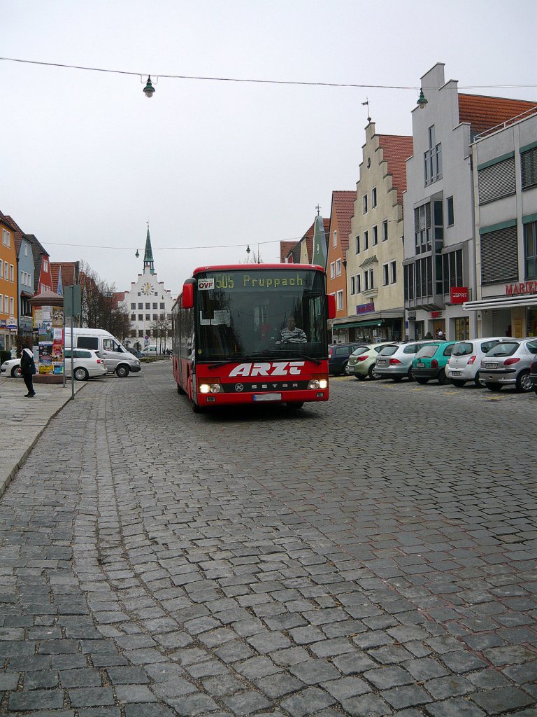 Ein Roter MAN Setra Bus fhrt in Neumarkt auf der  Obere Marktstrae  vorbei