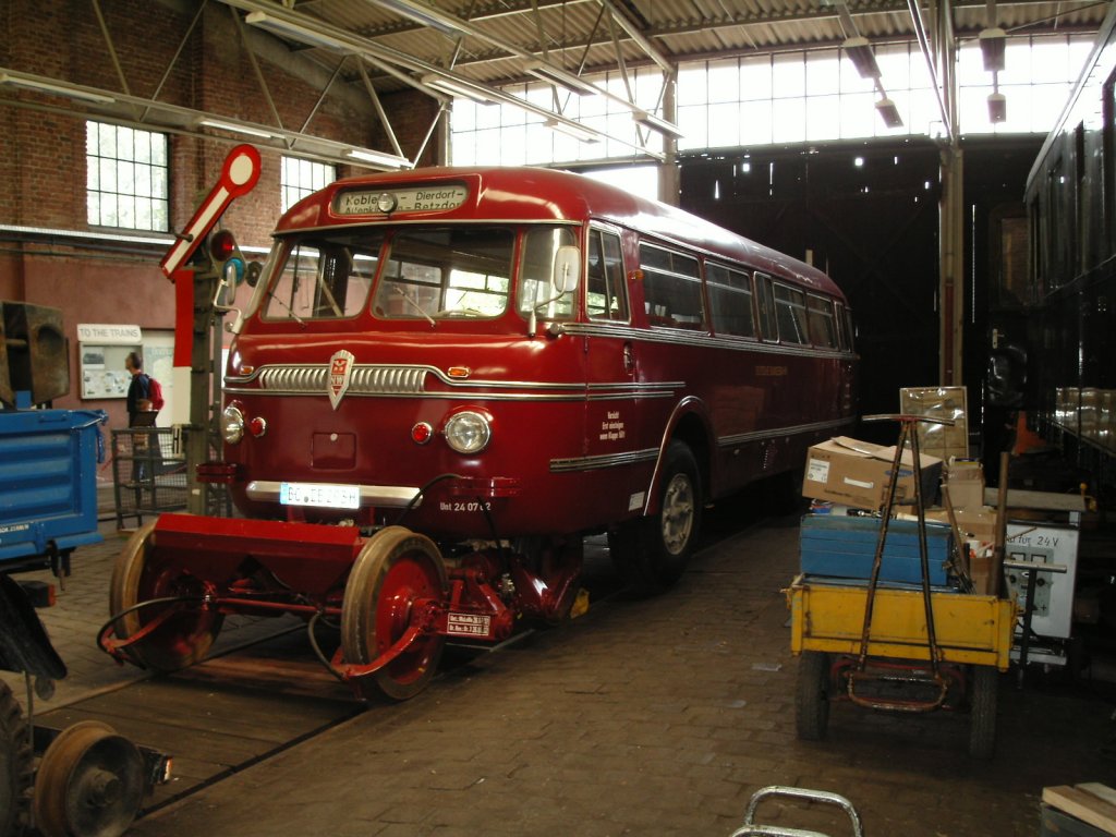 Ein Schiene-Strae-Bus steht am 15.08.2004 im Eisenbahnmuseum in Bochum-Dalhausen.