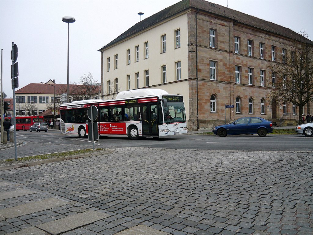 Ein Setra Bus mit der Aufschrift:  564 Kohlenbrunnermhle  fuhr am 14.2.11 in Neumarkt ber eine Kreuzung