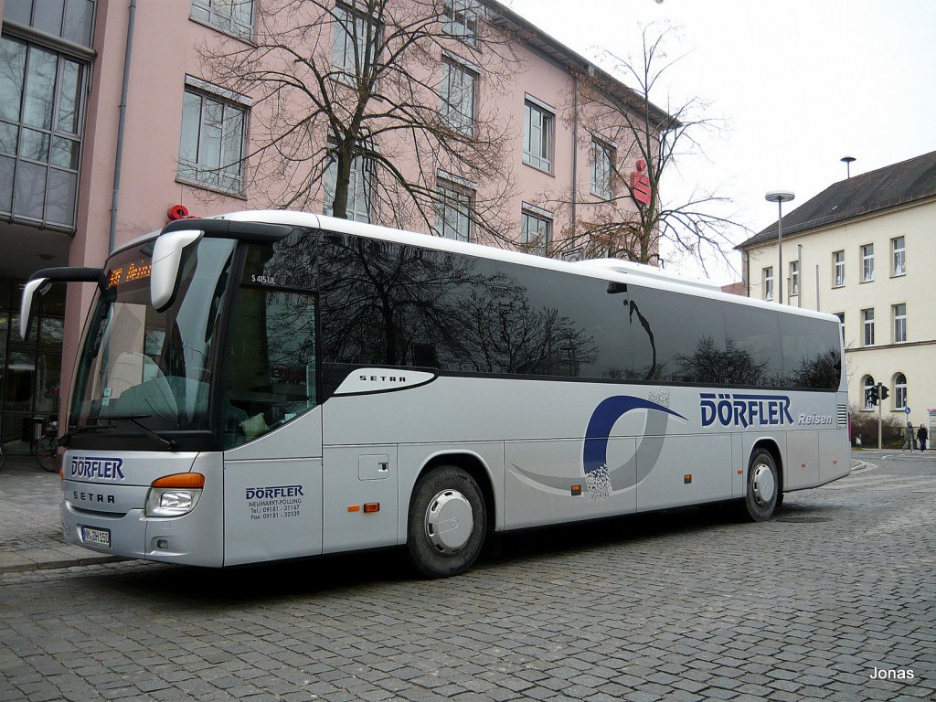 Ein Silberner Setra S415 UL von Drfler Reisen (Bus) fuhr am 14.2.11 durch die Obere Marktstrae in Neumarkt entlang 