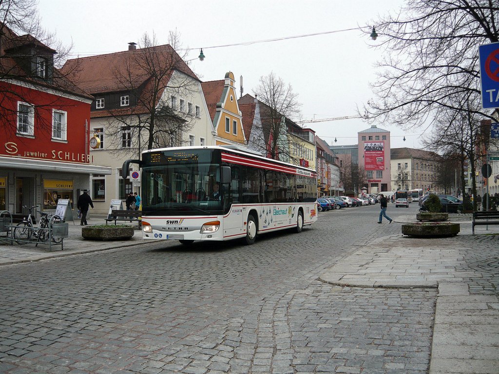 Ein weier Setra Bus fuhr am 14.2.11 auf der Oberen Marktstrae in Neumarkt vorbei