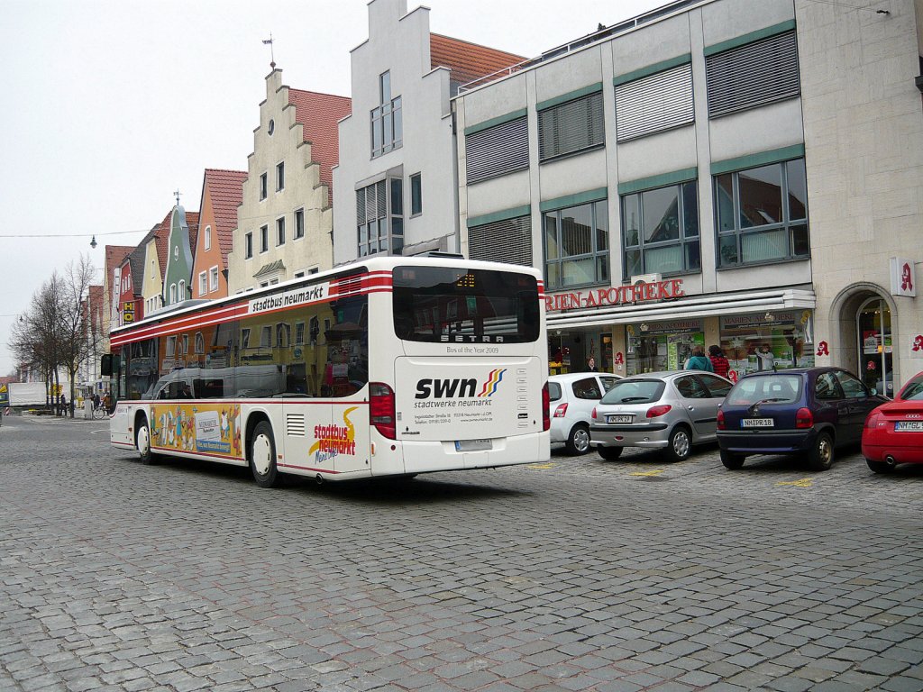 Ein weier Setra Bus fuhr mit der Aufschrift:  570  am 14.2.11 in Neumarkt auf der Oberen Marktstrae vorbei