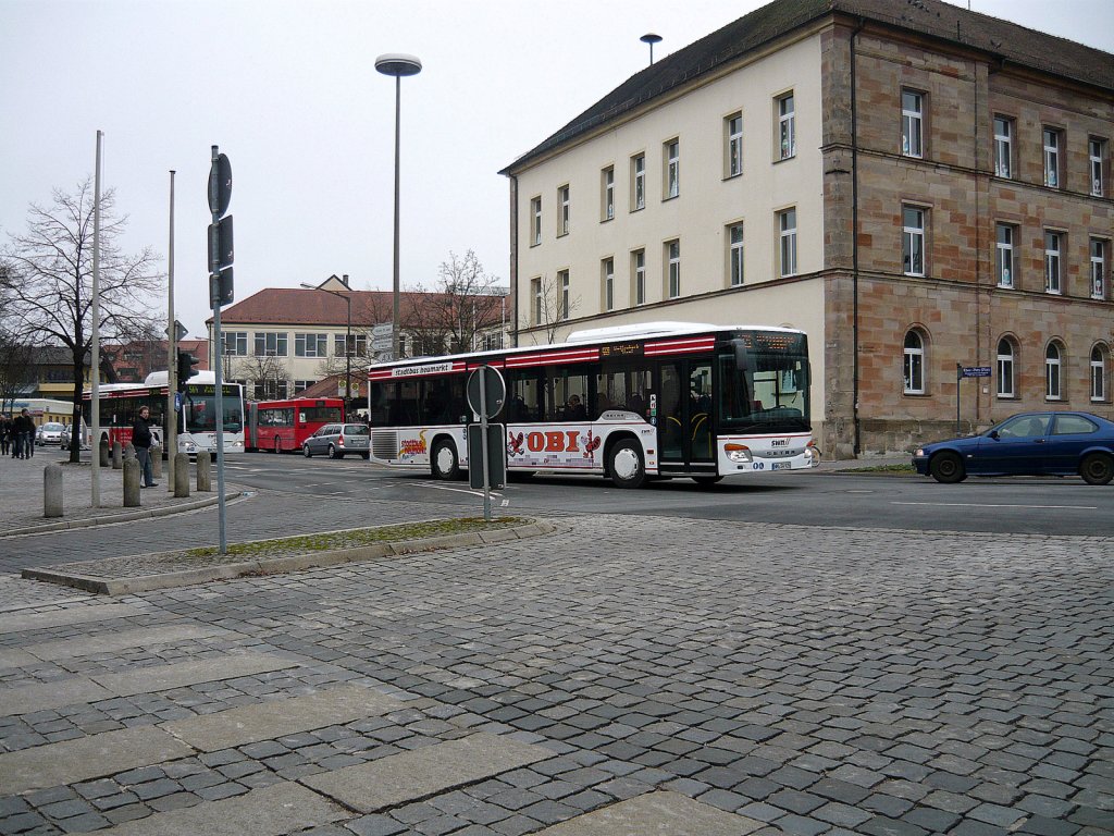Ein weier Setra Bus mit der OBI Werbung und ein Mercedes-Benz Citaro mit der Aufschrift:  564 Kohlenbrunnermhle  fuhren ber die Kreuzung