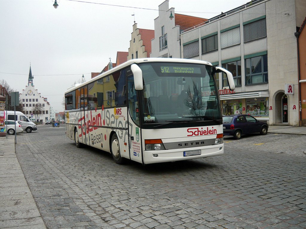 Ein weier Setra S 315 HD (Kssbohrer) Bus fhrt in Neumarkt auf der  Obere Marktstrae  am 14.2.2011 mit der Linienaufschrift:  512 Neumarkt Bahnhof  vorbei