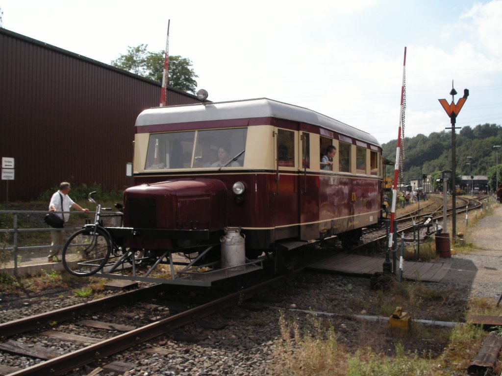 Ein Wismarer Schienenbus ist am 15.08.2004 im Eisenbahnmuseum in Bochum-Dalhausen unterwegs.