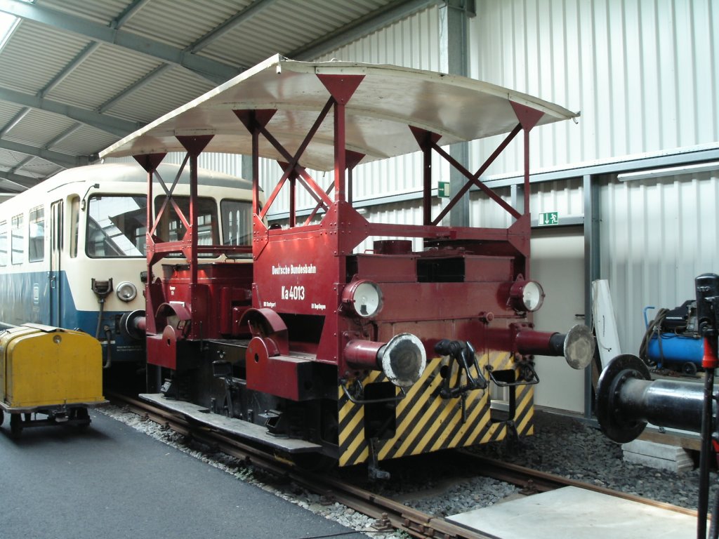 Eine alte Akku-Rangierlok steht am 15.08.2004 im Eisenbahnmuseum in Bochum-Dalhausen.