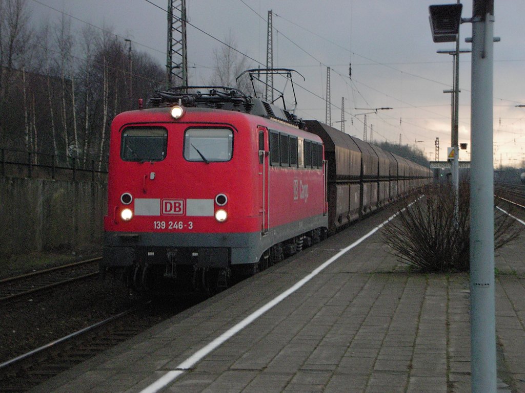 Eine DB 139 fhrt am 11.02.2004 mit einem Gterzug durch den Bahnhof Gladbeck-West.(Kommentar: Altes Foto!!!) 