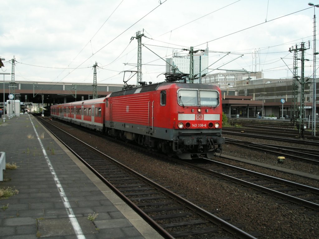 Eine DB 143 ist am 26.06.2004 mit einem S-Bahn-Wendezug im Dsseldorfer Hauptbahnhof unterwegs.