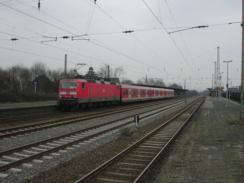 Eine DB 143 fhrt am 12.02.2004 mit einem S-Bahn-Wendezug durch den Bahnhof Herne. 

(Kommentar: Altes Foto!!!) 