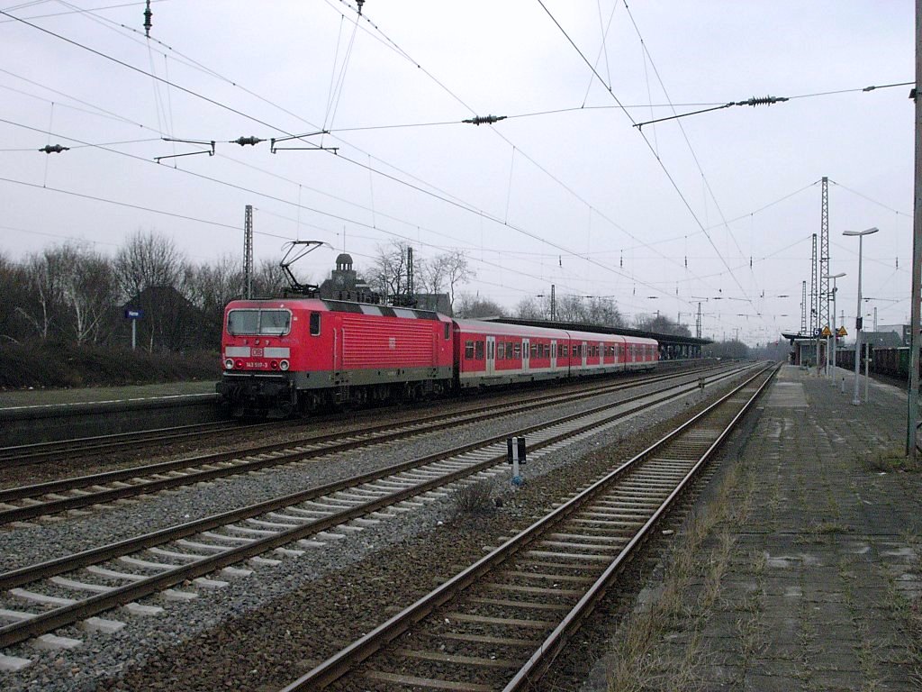 Eine DB 143 fhrt am 12.02.2004 mit einem S-Bahn-Wendezug durch den Bahnhof Herne.
Kommentar: (Altes Foto!!!)   [Foto von Daniel Siegele berarbeitet von Jonas Tschoche]

