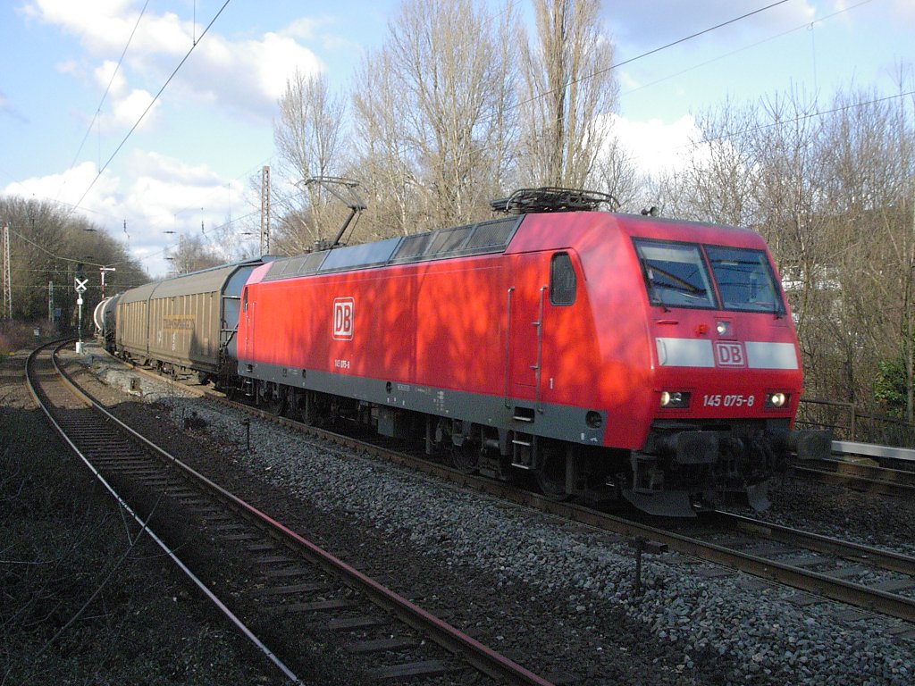 Eine DB 145 ist am 18.02.2004 mit einem Gterzug in Bochum-Hamme unterwegs.