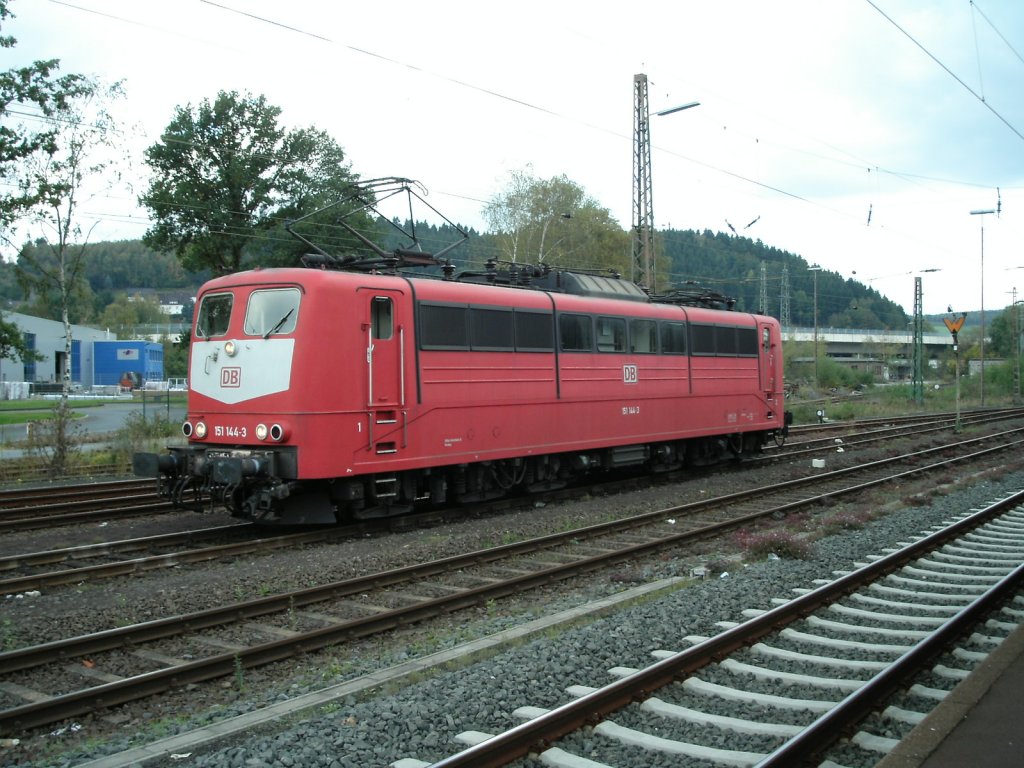 Eine DB 151 steht am 07.10.2004 in Kreuztal(?).