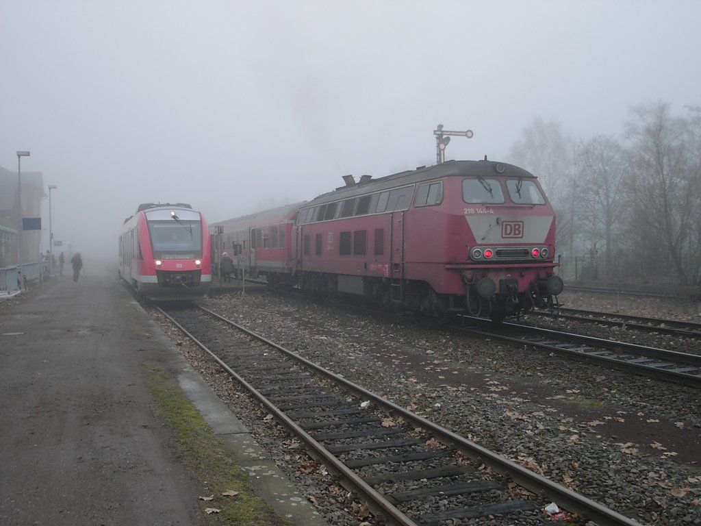 Eine DB 218 mit modernisierten Silberlingen nach Borken und Neubaudieseltriebwagen nach Dortmund stehen am 21.12.2002 im Bahnhof Dorsten.