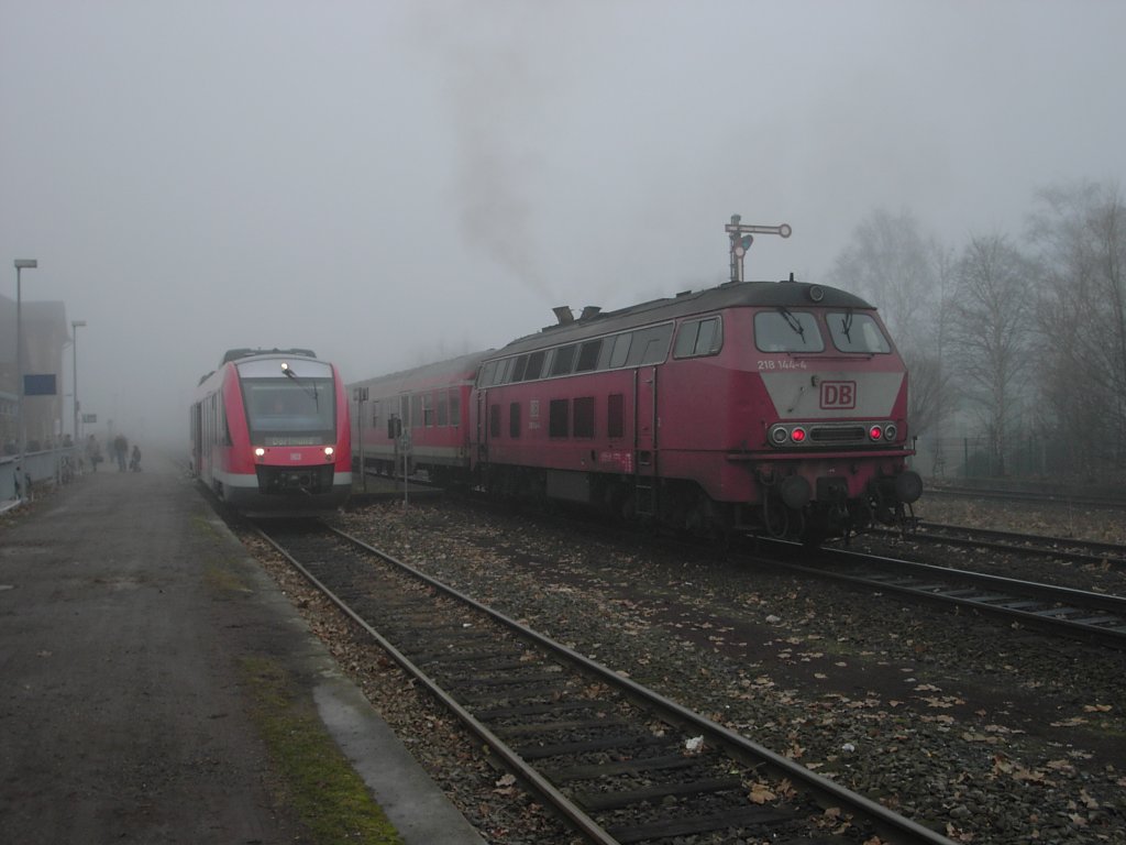 Eine DB 218 mit modernisierten Silberlingen nach Borken bei der Anfahrt im Bahnhof Dorsten am 21.12.2002.
