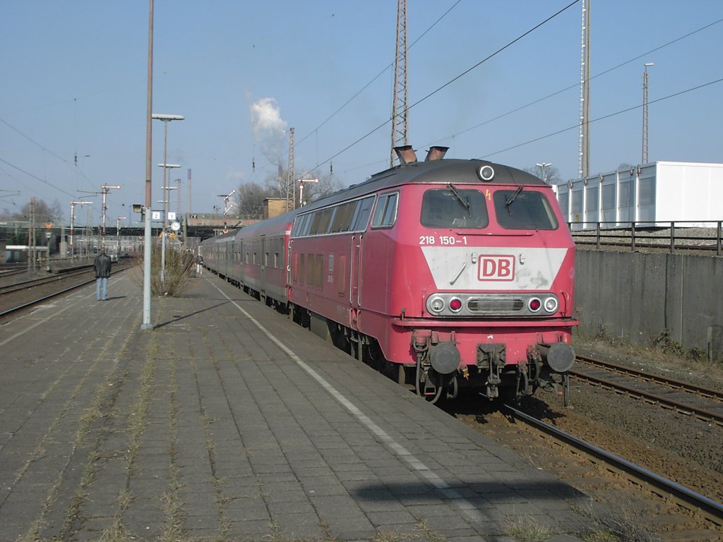 Eine DB 218 mit modernisierten Silberlingen am 15.03.2003 bei der Anfahrt im Bahnhof Gladbeck-West.