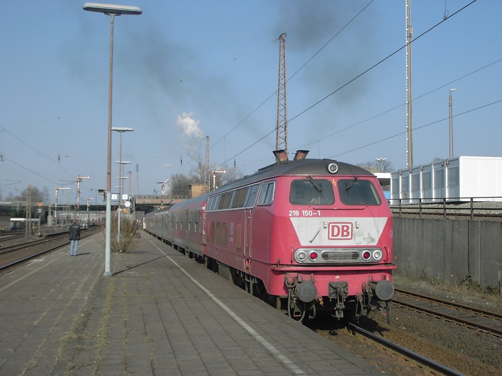 Eine DB 218 mit modernisierten Silberlingen am 15.03.2003 bei der Anfahrt im Bahnhof Gladbeck-West.