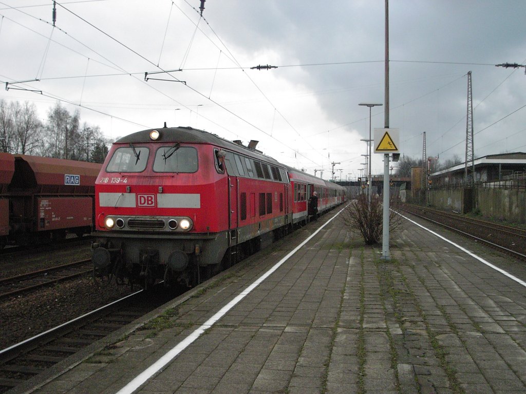 Eine DB 218 mit modernisierten Silberlingen steht am 11.02.2004 im Bahnhof Gladbeck-West.