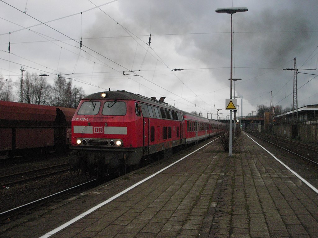 Eine DB 218 mit modernisierten Silberlingen am 11.02.2004 bei der Abfahrt im Bahnhof Gladbeck-West.