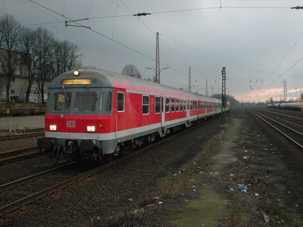 Eine DB 218 mit modernisierten Silberlingen fhrt am 11.02.2004 auf dem Weg nach Borken in den Bahnhof Gladbeck-West ein.(Kommentar: Altes Foto!!!) 