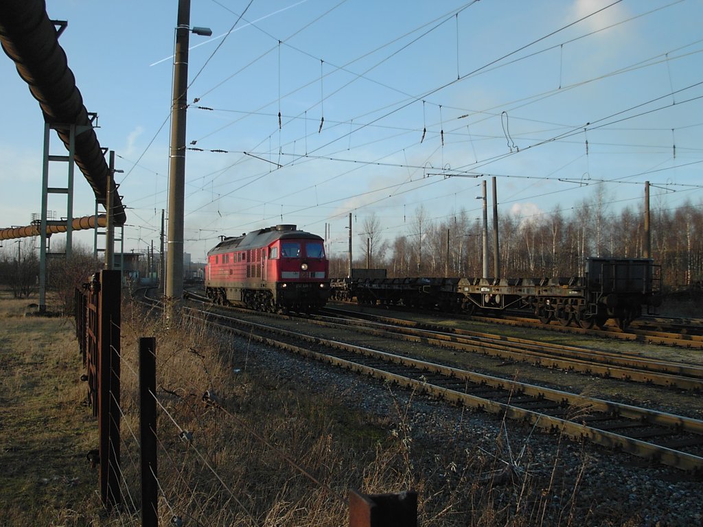 Eine DB 232 ist am 24.01.2003 zwischen Duisburg-Bruckhausen und Meiderich unterwegs.