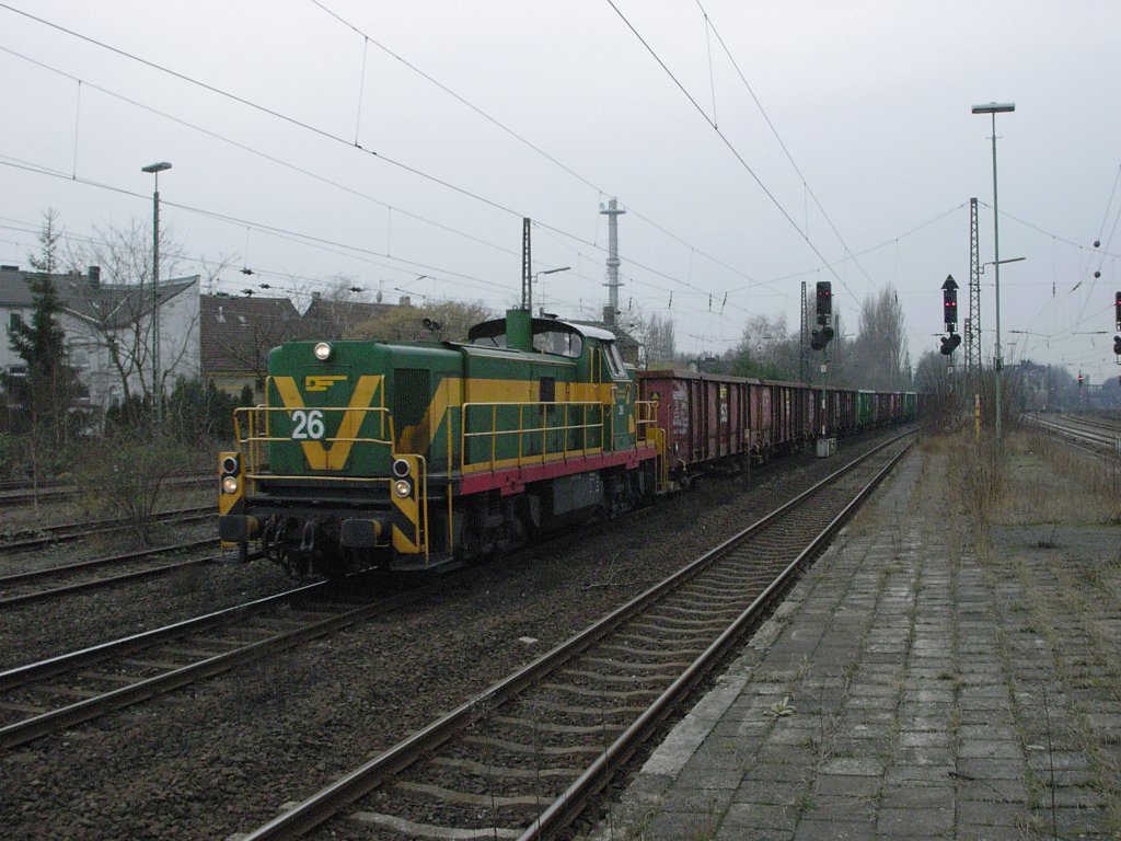 Eine Diesellok der Dortmunder Eisenbahn fhrt am 12.02.2004 mit einem Gterzug am sdlichen Bahnsteig durch den Bahnhof Herne.(Kommentar: Altes Foto!!!) 