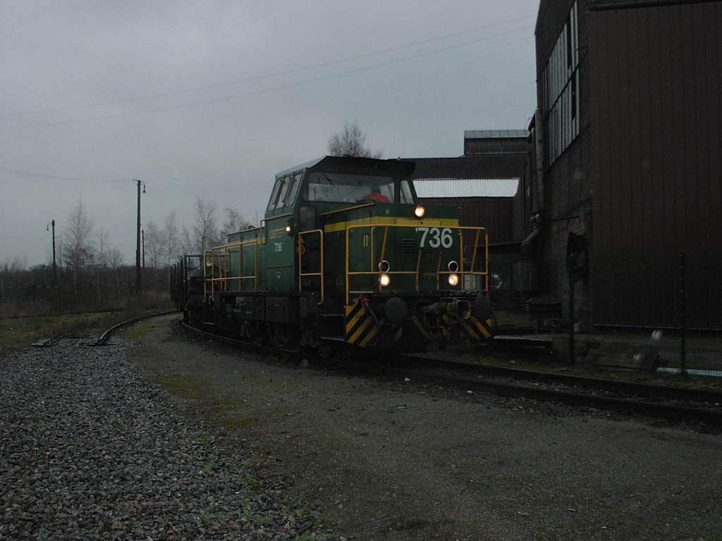 Eine Diesellok der Dortunder Eisenbahn ist am 19.01.2004 in einem Industriegebiet in Bochum-Stalhausen unterwegs.