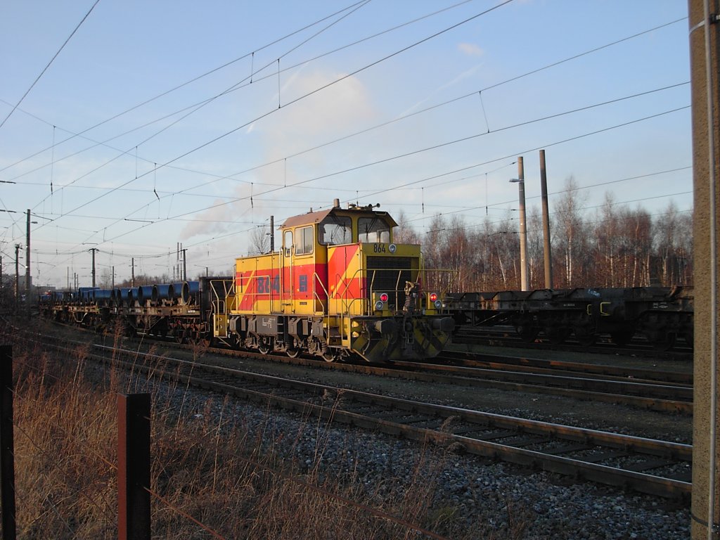 Eine dreiachsige Diesellok der  Eisenbahn und Hfen  ist am 24.01.2003 zwischen Duisburg-Meiderich und Duisburg-Bruckhausen unterwegs.