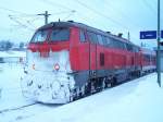 Eine BR 218 mit Schnee verdeckt im Bahnhof Donaueschingen.....