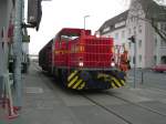 Eine Diesellok der Neusser Eisenbahn(?) ist am 25.03.2004 am Zollhafen in Neuss unterwegs.